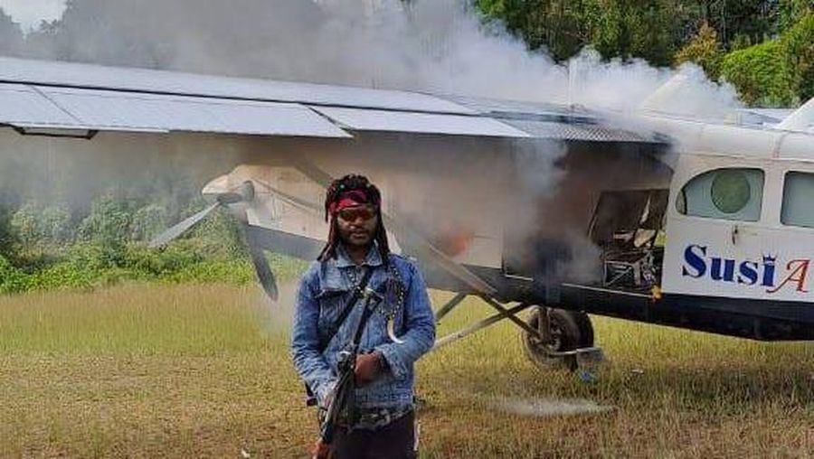 Organisasi Papua Merdeka atau OPM merilis foto-foto terbaru yang menunjukkan kondisi Pilot Susi Air Kapten Philips Max Mehrtens di bawah penyanderaan mereka. (Dok. Istimewa)