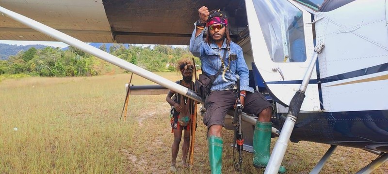 Organisasi Papua Merdeka atau OPM merilis foto-foto terbaru yang menunjukkan kondisi Pilot Susi Air Kapten Philips Max Mehrtens di bawah penyanderaan mereka. (Dok. Istimewa)