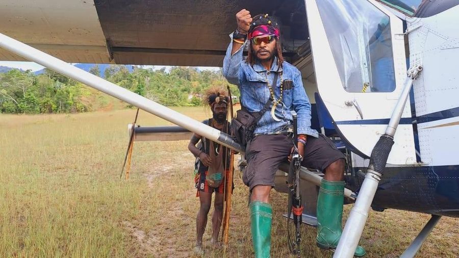 Organisasi Papua Merdeka atau OPM merilis foto-foto terbaru yang menunjukkan kondisi Pilot Susi Air Kapten Philips Max Mehrtens di bawah penyanderaan mereka. (Dok. Istimewa)