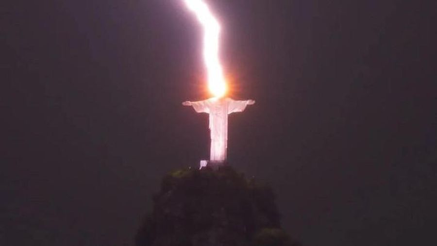 Viral momen patung Yesus raksasa di Rio de Janeiro, Brasil, disambar petir.