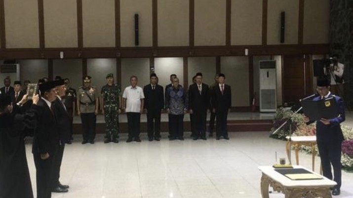 Penjabat (Pj) Gubernur DKI Heru Budi resmi melantik Joko Agus Setyono sebagai Sekda DKI, Rabu (15/2). (CNN Indonesia/Yogi Anugrah) Penjabat (Pj) Gubernur DKI Heru Budi resmi melantik Joko Agus Setyono sebagai Sekda DKI, Rabu (15/2). (CNN Indonesia/Yogi Anugrah)