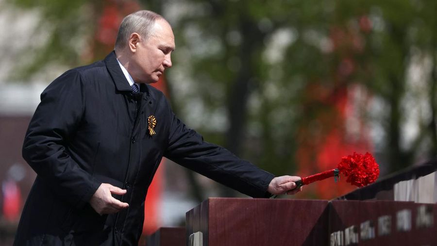 Presiden Rusia Vladimir Putin meletakkan bunga pada peringatan Kota Pahlawan selama upacara di Makam Prajurit Tak Dikenal setelah parade militer Hari Kemenangan di Moskow tengah pada 9 Mei 2022. - Rusia merayakan peringatan 77 tahun kemenangan atas Nazi Jerman selama Perang Dunia II. (ANTON NOVODEREZHKIN/SPUTNIK/AFP via Getty Images)