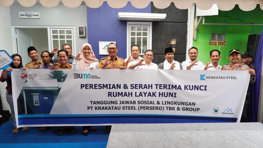 PT Krakatau Steel (Persero) Tbk dan Group kembali melaksanakan program bedah rumah sebagai realisasi Tanggung Jawab Sosial dan Lingkungan (TJSL) kepada masyarakat di Kota Cilegon. Adapun serah terima rumah layak huni ini dilaksanakan pada Selasa (14/2) di Link Bebulak Barat, Kelurahan Kebondalem, Kecamatan Purwakarta, Kota Cilegon.