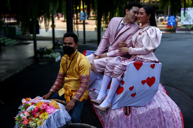 Pasangan menunggangi gajah dalam perayaan Hari Valentine, di Taman Tropis Nong Nooch di provinsi Chonburi, Thailand, 14 Februari 2023. (REUTERS/Athit Perawongmetha)