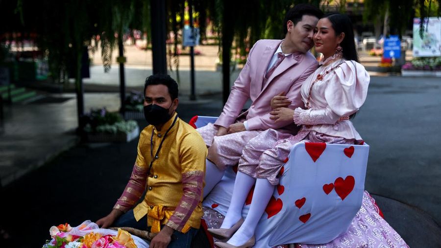 Pasangan menunggangi gajah dalam perayaan Hari Valentine, di Taman Tropis Nong Nooch di provinsi Chonburi, Thailand, 14 Februari 2023. (REUTERS/Athit Perawongmetha)