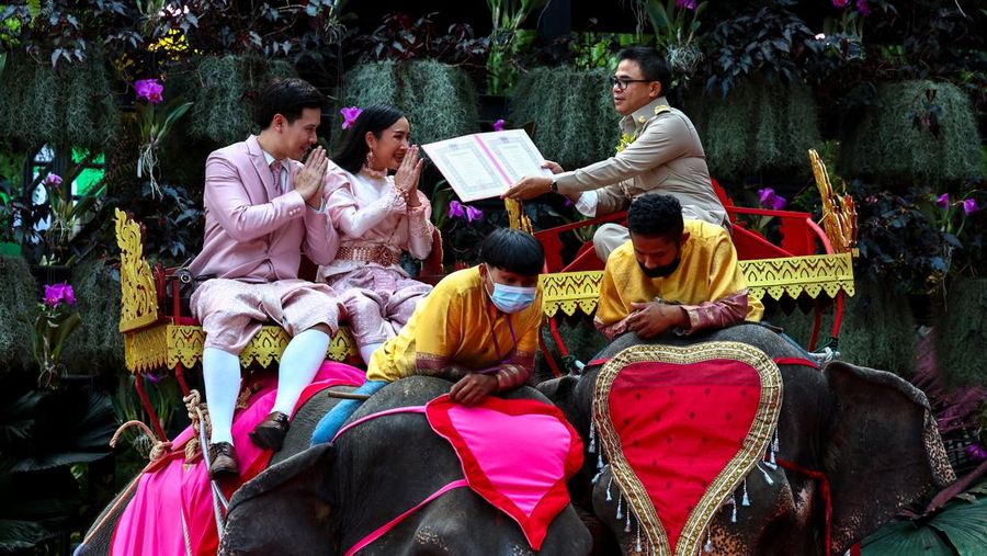 Pasangan menunggangi gajah dalam perayaan Hari Valentine, di Taman Tropis Nong Nooch di provinsi Chonburi, Thailand, 14 Februari 2023. (REUTERS/Athit Perawongmetha)
