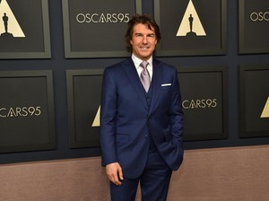 Tom Cruise Telanjang Dada di Pantai Spanyol, Netizen Heboh