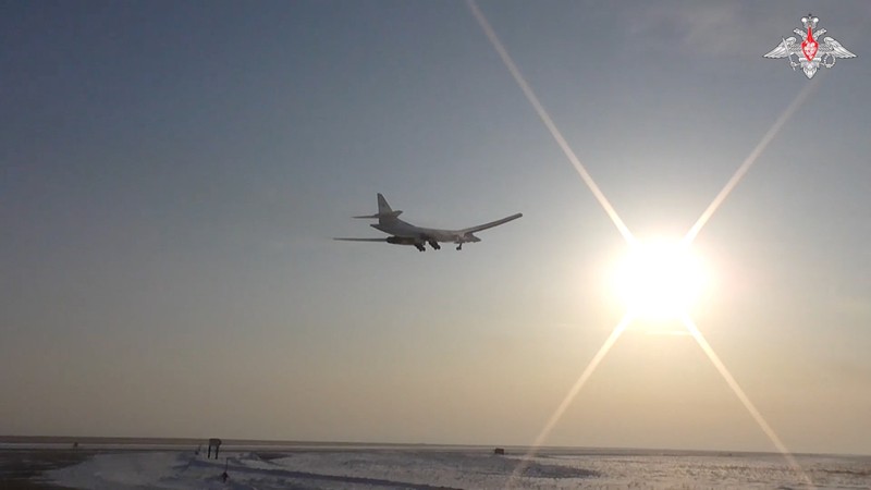 UKRAINE-CRISIS/RUSSIA-BOMBERS A Russian Tu-95MS strategic bomber performs a flight over the neutral waters of the Bering Sea, in this still image taken from a handout video released February 14, 2023. Russian Defence Ministry/Handout via REUTERS ATTENTION EDITORS - THIS IMAGE WAS PROVIDED BY A THIRD PARTY. NO RESALES. NO ARCHIVES. MANDATORY CREDIT.