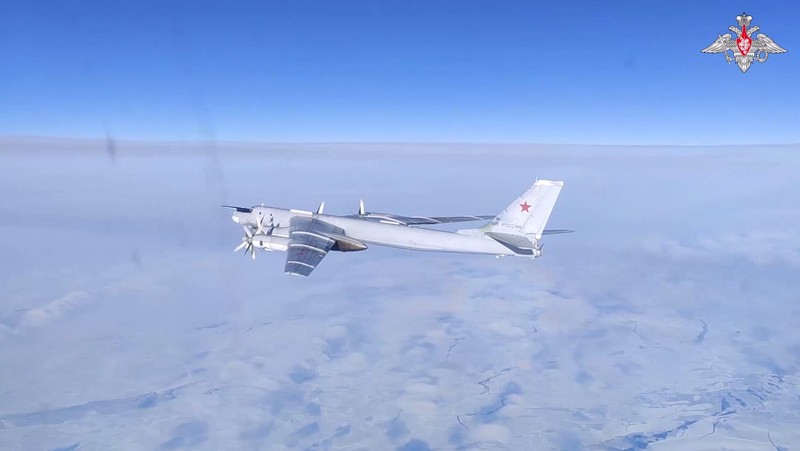 UKRAINE-CRISIS/RUSSIA-BOMBERS A Russian Tu-95MS strategic bomber performs a flight over the neutral waters of the Bering Sea, in this still image taken from a handout video released February 14, 2023. Russian Defence Ministry/Handout via REUTERS ATTENTION EDITORS - THIS IMAGE WAS PROVIDED BY A THIRD PARTY. NO RESALES. NO ARCHIVES. MANDATORY CREDIT.