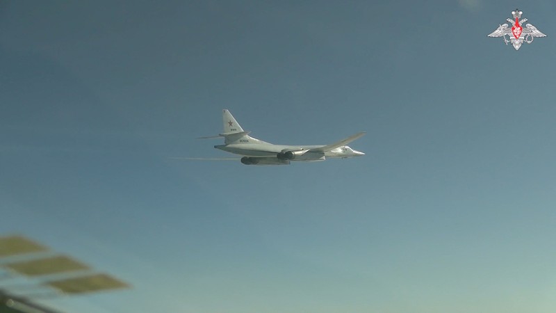 UKRAINE-CRISIS/RUSSIA-BOMBERS A Russian Tu-95MS strategic bomber performs a flight over the neutral waters of the Bering Sea, in this still image taken from a handout video released February 14, 2023. Russian Defence Ministry/Handout via REUTERS ATTENTION EDITORS - THIS IMAGE WAS PROVIDED BY A THIRD PARTY. NO RESALES. NO ARCHIVES. MANDATORY CREDIT.
