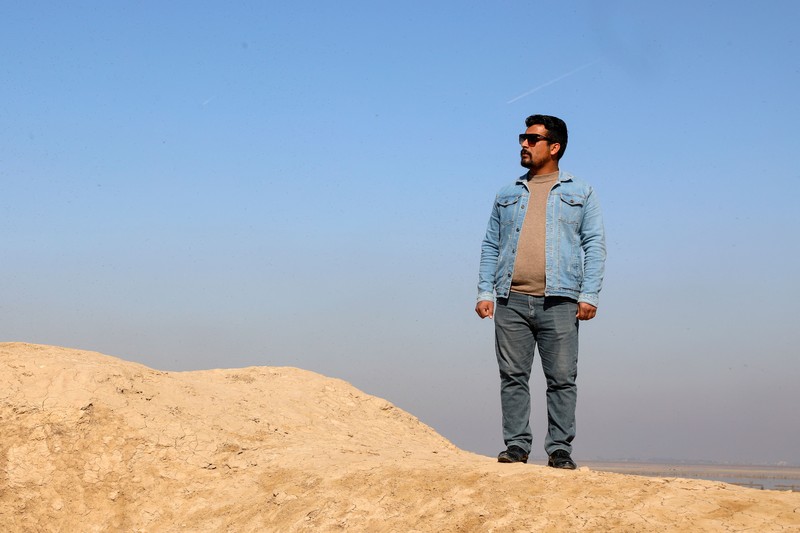 Gambar udara ini menunjukkan arkeolog Irak Baqer Azab Wali berdiri di parit yang baru digali di situs negara kota kuno Lagash, di distrik al-Shatra Irak di provinsi Dhi Qar selatan pada 11 Februari 2023. - Italia dan AS arkeolog yang melakukan penggalian di Lagash di Irak selatan telah menemukan sebuah 