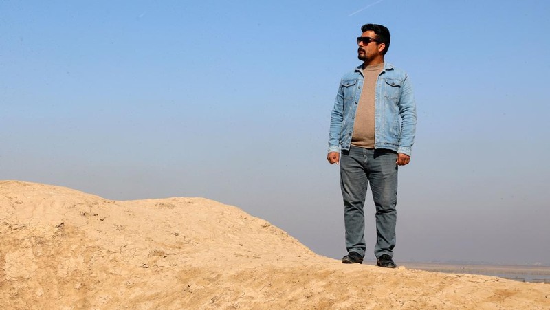 Gambar udara ini menunjukkan arkeolog Irak Baqer Azab Wali berdiri di parit yang baru digali di situs negara kota kuno Lagash, di distrik al-Shatra Irak di provinsi Dhi Qar selatan pada 11 Februari 2023. - Italia dan AS arkeolog yang melakukan penggalian di Lagash di Irak selatan telah menemukan sebuah 