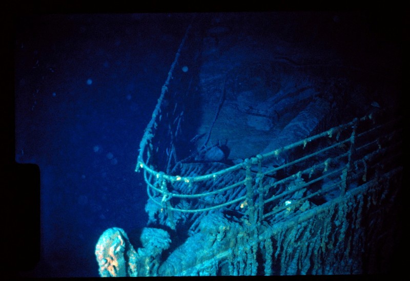 Busur Titanic terlihat saat menyelam di tempat peristirahatan bangkai kapal Titanic, Juli 1986. (WHOI Archives/Woods Hole Oceanographic Institution/Handout via REUTERS)
