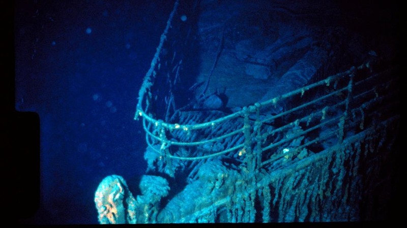 Busur Titanic terlihat saat menyelam di tempat peristirahatan bangkai kapal Titanic, Juli 1986. (WHOI Archives/Woods Hole Oceanographic Institution/Handout via REUTERS)
