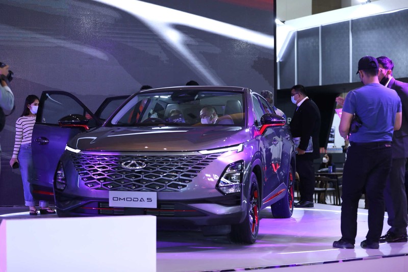 Susana Pengunjung di acara Indonesia Internasional Motor Show (IIMS) di JI-Expo Kemayoran, Jakarta, Kamis (16/2/2023). (CNBC Indonesia/Tri Susilo) Susana Pengunjung di acara Indonesia Internasional Motor Show (IIMS) di JI-Expo Kemayoran, Jakarta, Kamis (16/2/2023). (CNBC Indonesia/Tri Susilo)