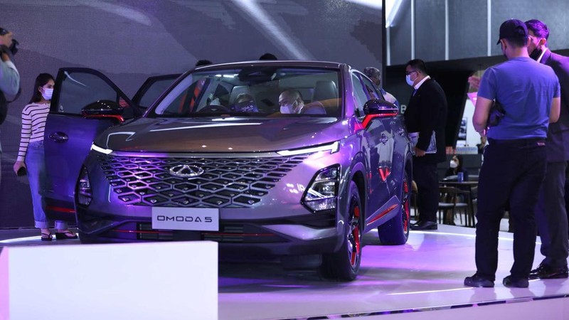 Susana Pengunjung di acara Indonesia Internasional Motor Show (IIMS) di JI-Expo Kemayoran, Jakarta, Kamis (16/2/2023). (CNBC Indonesia/Tri Susilo)