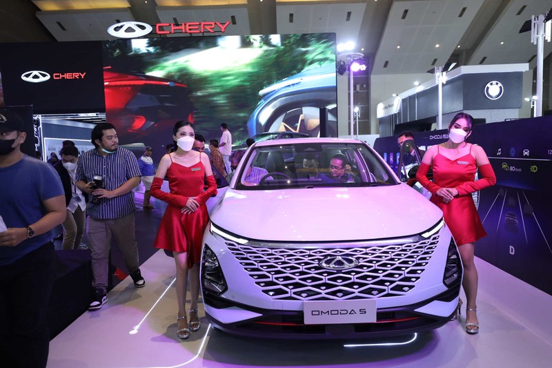 Susana Pengunjung di acara Indonesia Internasional Motor Show (IIMS) di JI-Expo Kemayoran, Jakarta, Kamis (16/2/2023). (CNBC Indonesia/Tri Susilo) Susana Pengunjung di acara Indonesia Internasional Motor Show (IIMS) di JI-Expo Kemayoran, Jakarta, Kamis (16/2/2023). (CNBC Indonesia/Tri Susilo)