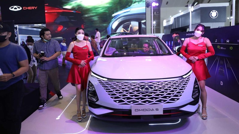 Susana Pengunjung di acara Indonesia Internasional Motor Show (IIMS) di JI-Expo Kemayoran, Jakarta, Kamis (16/2/2023). (CNBC Indonesia/Tri Susilo)