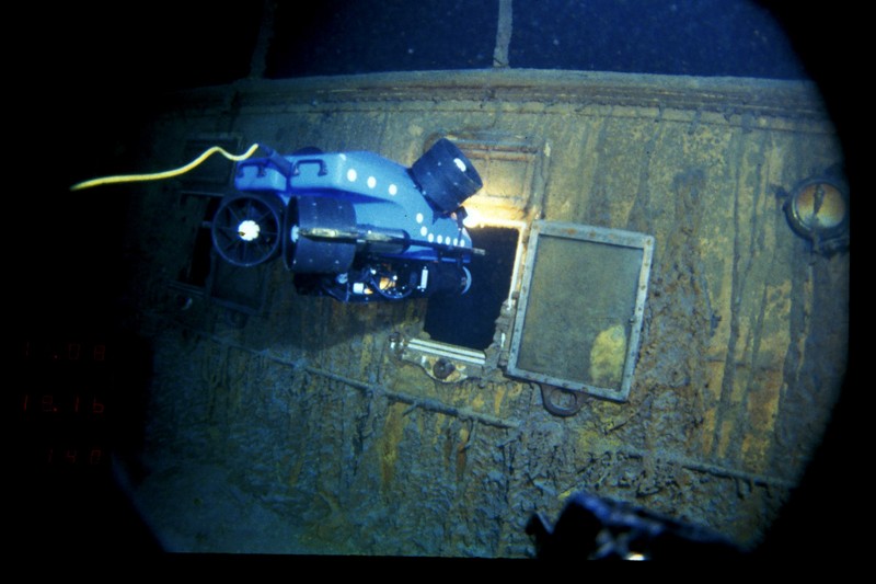 Busur Titanic terlihat saat menyelam di tempat peristirahatan bangkai kapal Titanic, Juli 1986. Busur Titanic terlihat saat menyelam di tempat peristirahatan bangkai kapal Titanic, Juli 1986. (WHOI Archives/Woods Hole Oceanographic Institution/Handout via REUTERS)