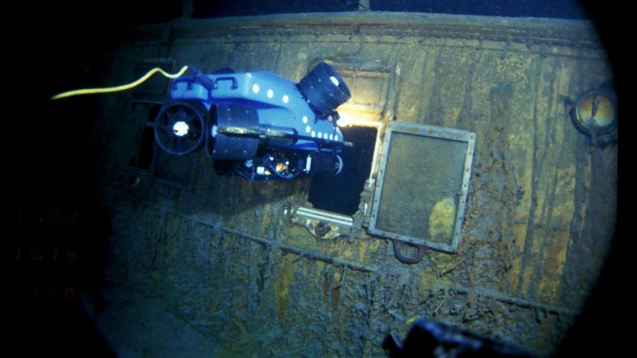 Busur Titanic terlihat saat menyelam di tempat peristirahatan bangkai kapal Titanic, Juli 1986. (WHOI Archives/Woods Hole Oceanographic Institution/Handout via REUTERS)