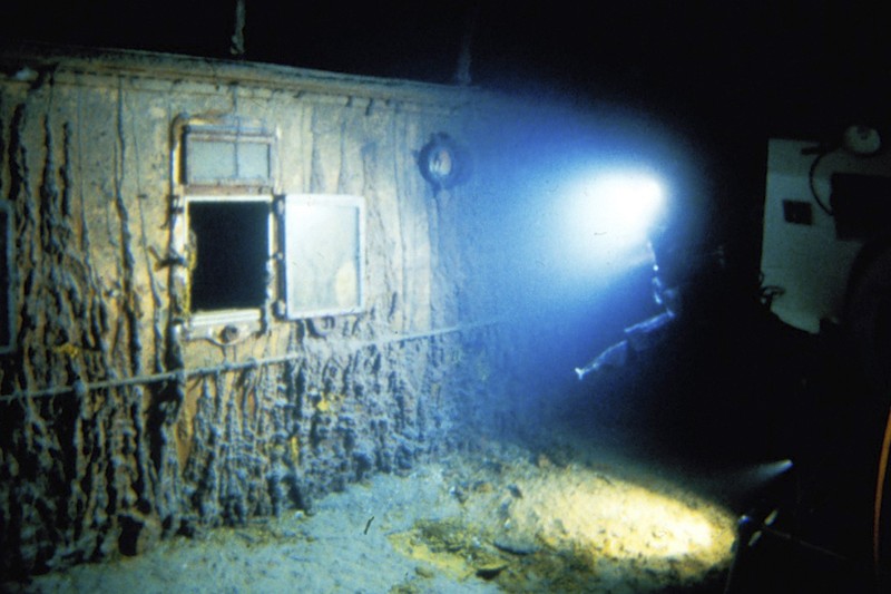 Busur Titanic terlihat saat menyelam di tempat peristirahatan bangkai kapal Titanic, Juli 1986. Busur Titanic terlihat saat menyelam di tempat peristirahatan bangkai kapal Titanic, Juli 1986. (WHOI Archives/Woods Hole Oceanographic Institution/Handout via REUTERS)
