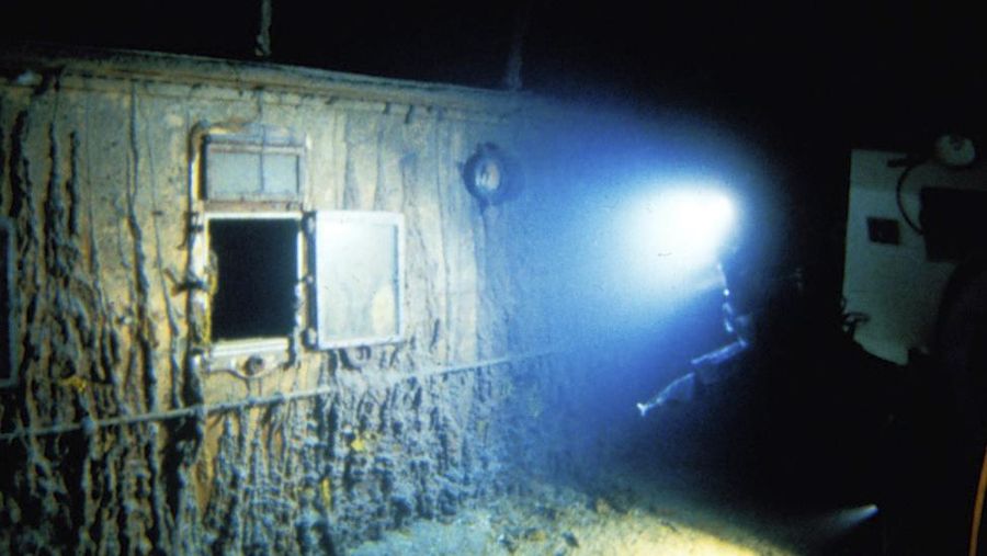 Busur Titanic terlihat saat menyelam di tempat peristirahatan bangkai kapal Titanic, Juli 1986. (WHOI Archives/Woods Hole Oceanographic Institution/Handout via REUTERS)