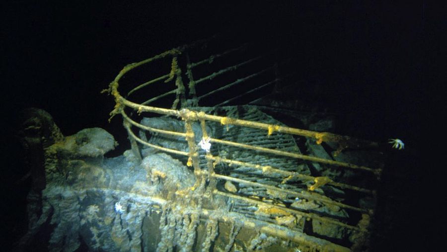 Gambar ini disediakan oleh Woods Hole Oceanographic Institution menunjukkan haluan Titanic 12.500 kaki (3,8 kilometer) di bawah permukaan laut, 400 mil (640 kilometer) lepas pantai Newfoundland, Kanada pada tahun 1986. Langka dan dalam beberapa kasus tidak pernah Sebelumnya, video penyelaman yang dilihat publik dirilis pada Rabu, 15 Februari 2023, oleh Woods Hole Oceanographic Institution. (Woods Hole Oceanographic Institution via AP)