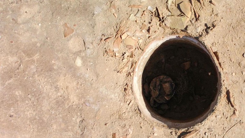Gambar udara ini menunjukkan arkeolog Irak Baqer Azab Wali berdiri di parit yang baru digali di situs negara kota kuno Lagash, di distrik al-Shatra Irak di provinsi Dhi Qar selatan pada 11 Februari 2023. - Italia dan AS arkeolog yang melakukan penggalian di Lagash di Irak selatan telah menemukan sebuah 
