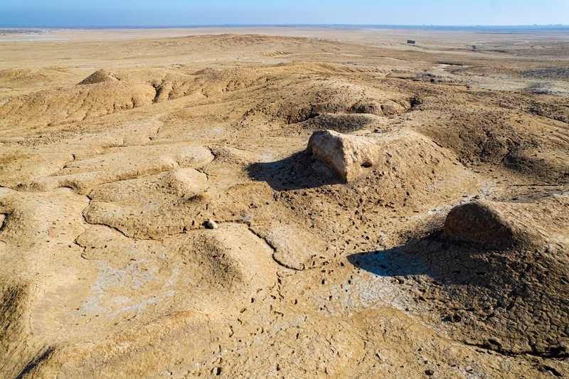 Gambar udara ini menunjukkan arkeolog Irak Baqer Azab Wali berdiri di parit yang baru digali di situs negara kota kuno Lagash, di distrik al-Shatra Irak di provinsi Dhi Qar selatan pada 11 Februari 2023. Gambar udara ini menunjukkan arkeolog Irak Baqer Azab Wali berdiri di parit yang baru digali di situs negara kota kuno Lagash, di distrik al-Shatra Irak di provinsi Dhi Qar selatan pada 11 Februari 2023. - Italia dan AS arkeolog yang melakukan penggalian di Lagash di Irak selatan telah menemukan sebuah