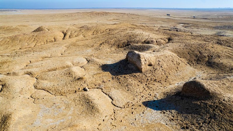 Gambar udara ini menunjukkan arkeolog Irak Baqer Azab Wali berdiri di parit yang baru digali di situs negara kota kuno Lagash, di distrik al-Shatra Irak di provinsi Dhi Qar selatan pada 11 Februari 2023. - Italia dan AS arkeolog yang melakukan penggalian di Lagash di Irak selatan telah menemukan sebuah 