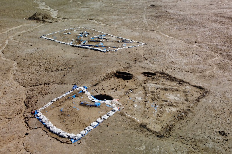 Gambar udara ini menunjukkan arkeolog Irak Baqer Azab Wali berdiri di parit yang baru digali di situs negara kota kuno Lagash, di distrik al-Shatra Irak di provinsi Dhi Qar selatan pada 11 Februari 2023. - Italia dan AS arkeolog yang melakukan penggalian di Lagash di Irak selatan telah menemukan sebuah 
