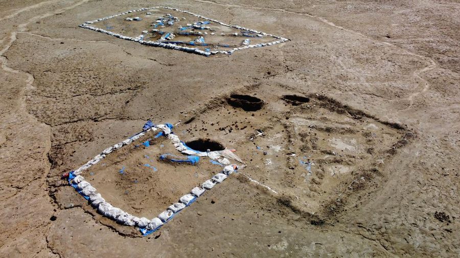 Gambar udara ini menunjukkan arkeolog Irak Baqer Azab Wali berdiri di parit yang baru digali di situs negara kota kuno Lagash, di distrik al-Shatra Irak di provinsi Dhi Qar selatan pada 11 Februari 2023. - Italia dan AS arkeolog yang melakukan penggalian di Lagash di Irak selatan telah menemukan sebuah 