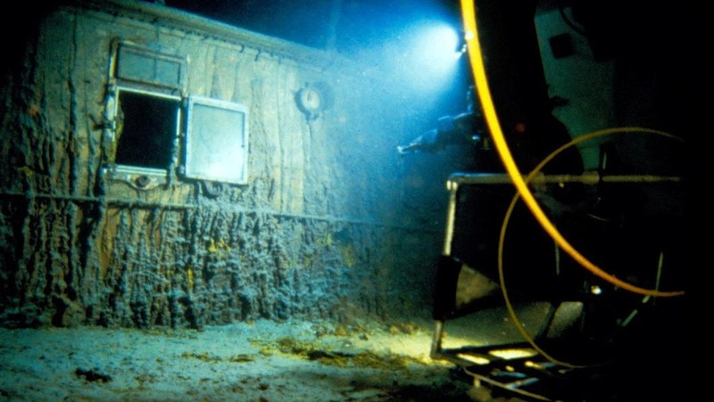 Busur Titanic terlihat saat menyelam di tempat peristirahatan bangkai kapal Titanic, Juli 1986. (WHOI Archives/Woods Hole Oceanographic Institution/Handout via REUTERS)