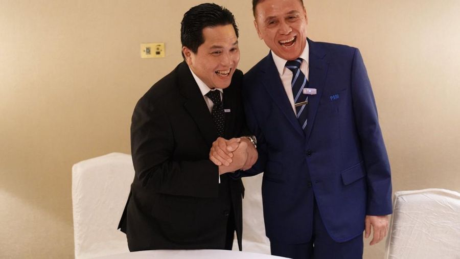 Menteri BUMN Erick Thohir foto bersama dengan Iwan Bule. (Twitter @erickthohir)
