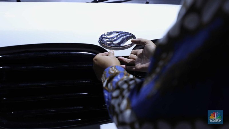 Mobil listrik Esemka Bima EV dan Esemka Bima 1.3 di IIMS 2023. (CNBC Indonesia/Tri Susilo)