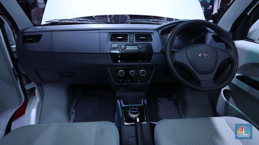 Mobil listrik Esemka Bima EV dan Esemka Bima 1.3 di IIMS 2023. (CNBC Indonesia/Tri Susilo)