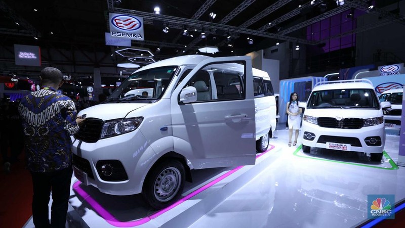 Mobil listrik Esemka Bima EV dan Esemka Bima 1.3 di IIMS 2023. (CNBC Indonesia/Tri Susilo)