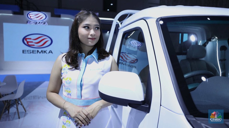 Mobil listrik Esemka Bima EV dan Esemka Bima 1.3 di IIMS 2023. (CNBC Indonesia/Tri Susilo)
