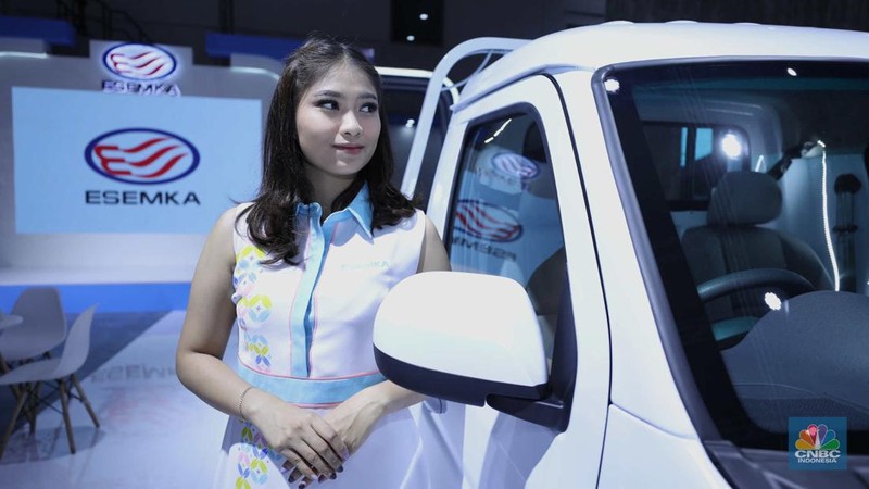 Mobil listrik Esemka Bima EV dan Esemka Bima 1.3 di IIMS 2023. (CNBC Indonesia/Tri Susilo)