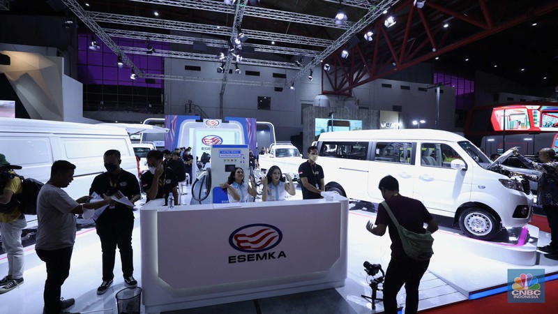 Mobil listrik Esemka Bima EV dan Esemka Bima 1.3 di IIMS 2023. (CNBC Indonesia/Tri Susilo)