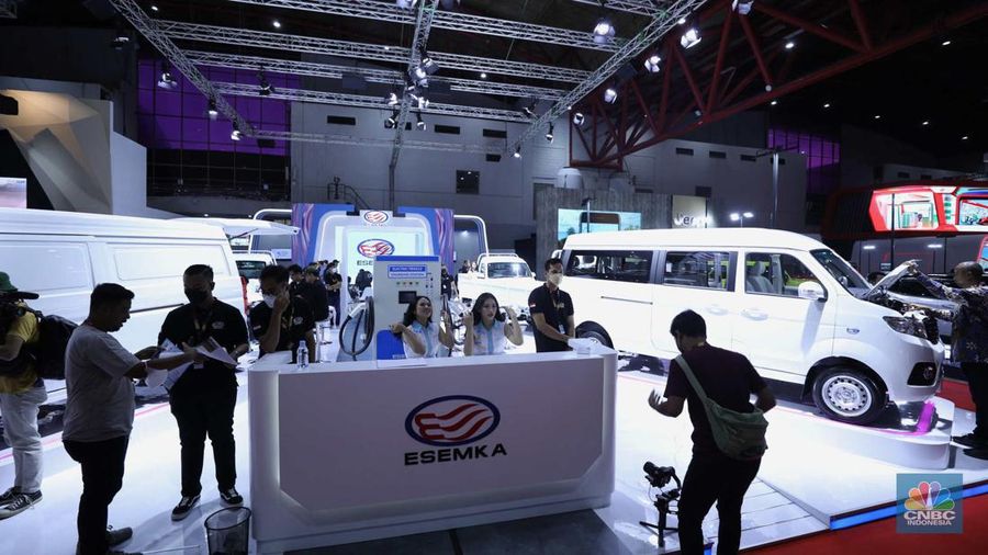 Mobil listrik Esemka Bima EV dan Esemka Bima 1.3 di IIMS 2023. (CNBC Indonesia/Tri Susilo)