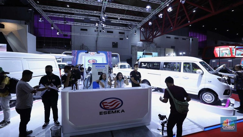Mobil listrik Esemka Bima EV dan Esemka Bima 1.3 di IIMS 2023. (CNBC Indonesia/Tri Susilo)
