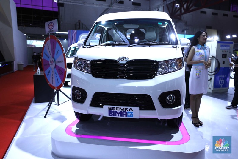 Susana Pengunjung di acara Indonesia Internasional Motor Show (IIMS) di JI-Expo Kemayoran, Jakarta, Kamis (16/2/2023). (CNBC Indonesia/Tri Susilo)