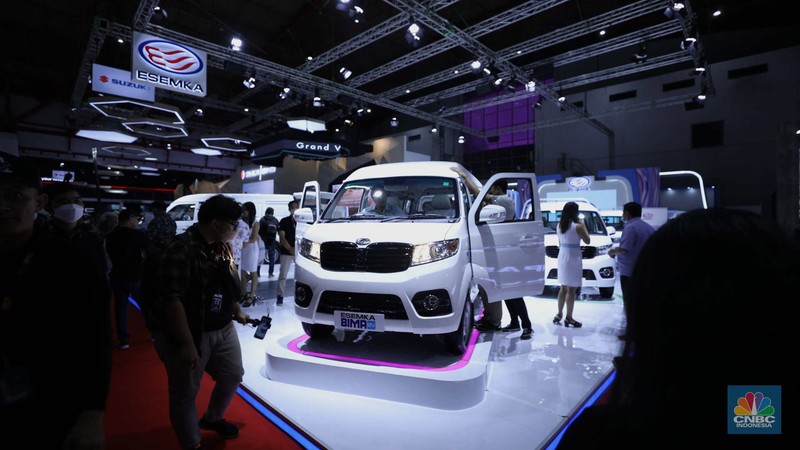 Susana Pengunjung di acara Indonesia Internasional Motor Show (IIMS) di JI-Expo Kemayoran, Jakarta, Kamis (16/2/2023). (CNBC Indonesia/Tri Susilo)