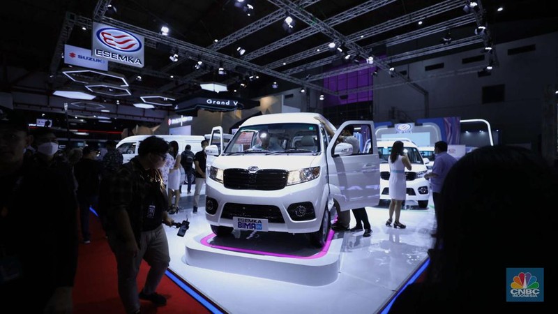 Susana Pengunjung di acara Indonesia Internasional Motor Show (IIMS) di JI-Expo Kemayoran, Jakarta, Kamis (16/2/2023). (CNBC Indonesia/Tri Susilo)