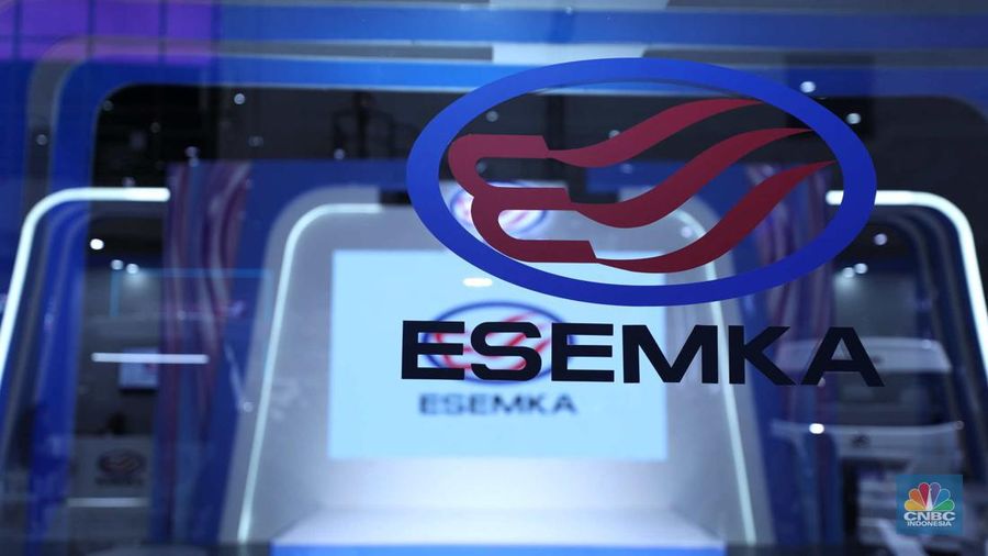 Mobil listrik Esemka Bima EV dan Esemka Bima 1.3 di IIMS 2023. (CNBC Indonesia/Tri Susilo)