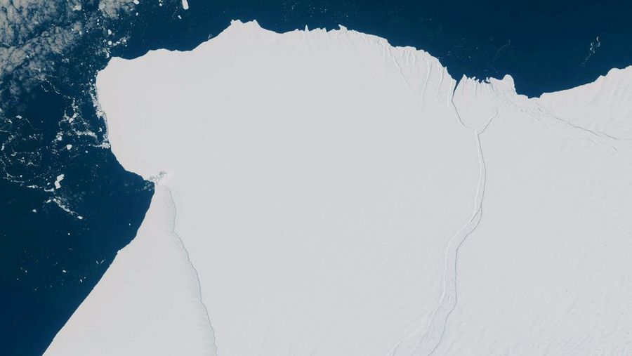 Pemandangan udara dari gunung es, hampir seukuran London Raya, yang telah pecah dari Beting Es Brunt setebal 150m digambarkan di Coats Land, Antartika, 24 Januari 2023. (European Union/Copernicus Sentinel-2 Imagery/Processed by DG DEFIS/Handout via REUTERS)