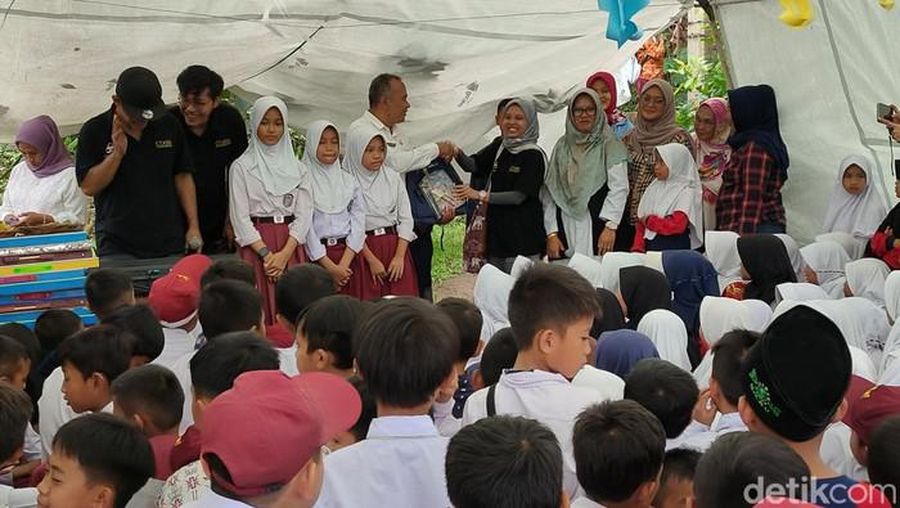 Penyerahan bantuan kepada korban gempa Cianjur oleh CT Arsa dan Berbuatbaik.id, Rabu (15/2/2023). (Detik.com/Ikbal Selamet/detikJabar)