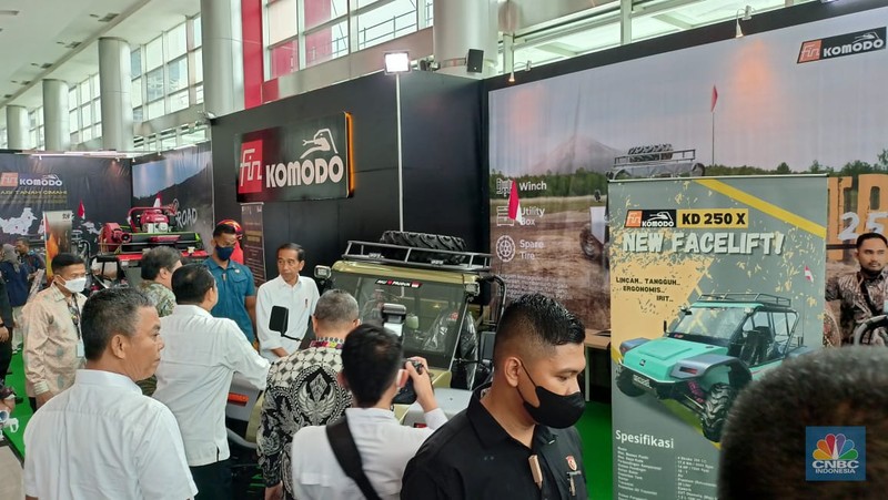 Presiden Joko Widodo dalam kunjungan The Indonesia International Motor Show 2023 pada (16/2). Jokowi mengunjungi booth mobil FIN Komodo dan melihat langsung produk Komodo KD 250 X (CNBC Indonesia Ferry Sandi)