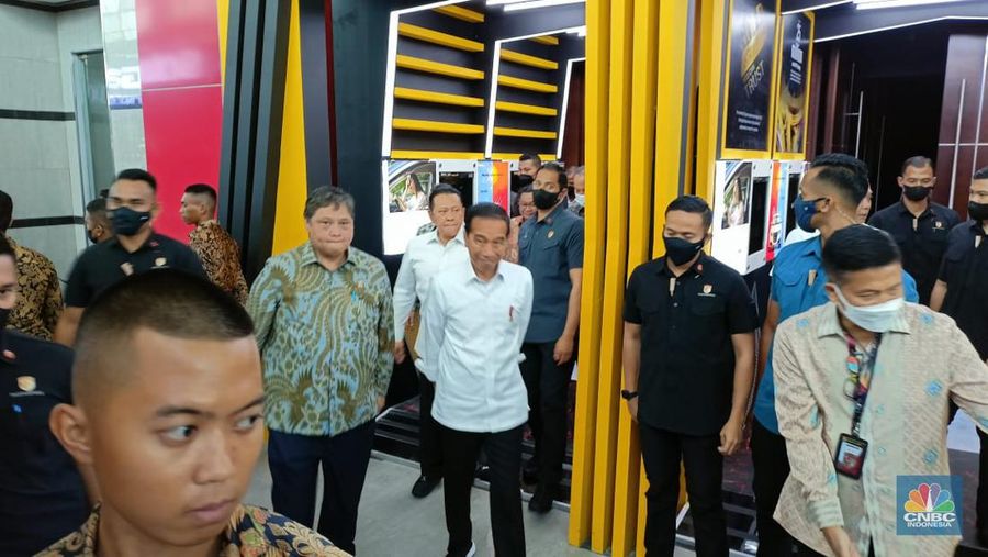 Presiden Joko Widodo dalam kunjungan The Indonesia International Motor Show 2023 pada (16/2). Jokowi mengunjungi booth mobil FIN Komodo dan melihat langsung produk Komodo KD 250 X (CNBC Indonesia Ferry Sandi)